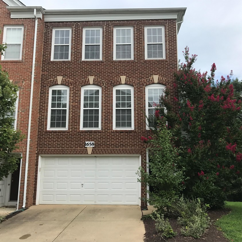 Primary Photo - 1658 White Oak Vista Dr