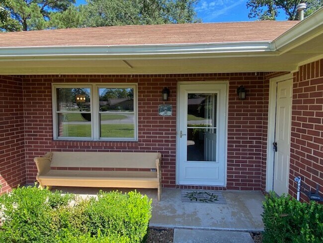 Building Photo - Adorable 2 Bedroom Home Near Downtown Rogers!