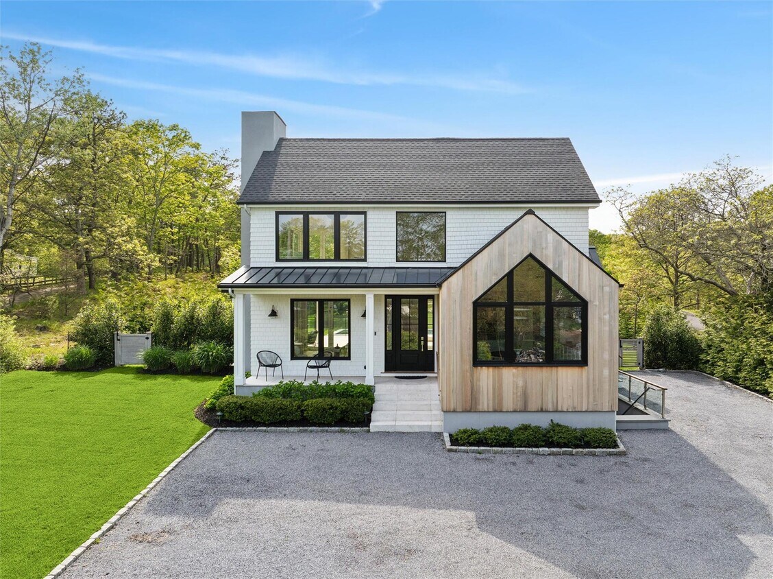 Foto principal - 28 Canoe Place Rd