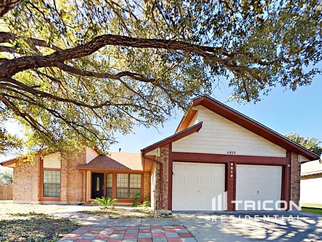 Foto del edificio - 6810 Maple Lk St