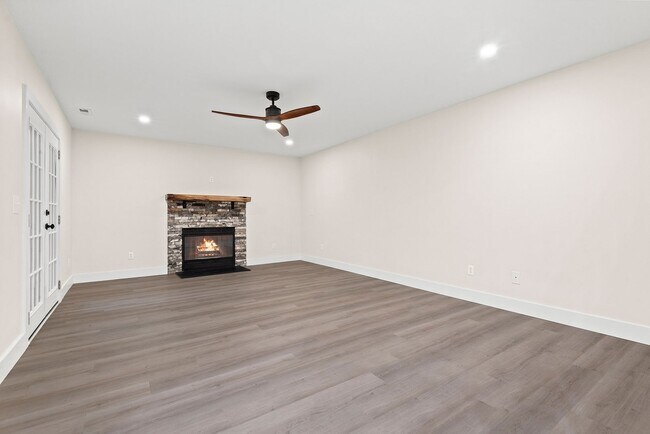 Building Photo - 3 Bedroom Townhouse Near UNC!