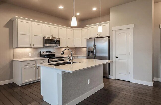 Building Photo - Great Townhouse in Windsor