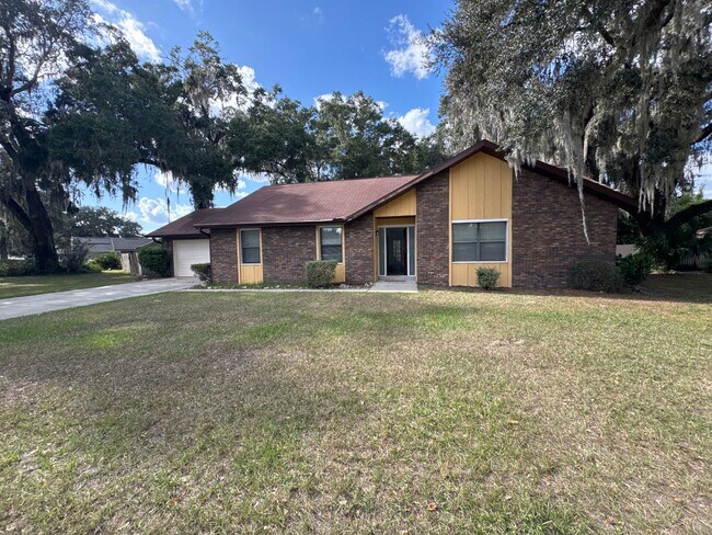 Foto del edificio - 3/2 in nicely refurbished brick home