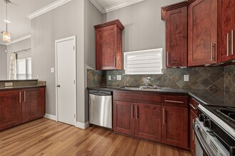 Building Photo - 1107 St Charles St