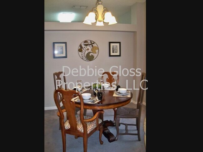 Foto del edificio - STUDENT FRIENDLY! FURNISHED, Large Open Fl...