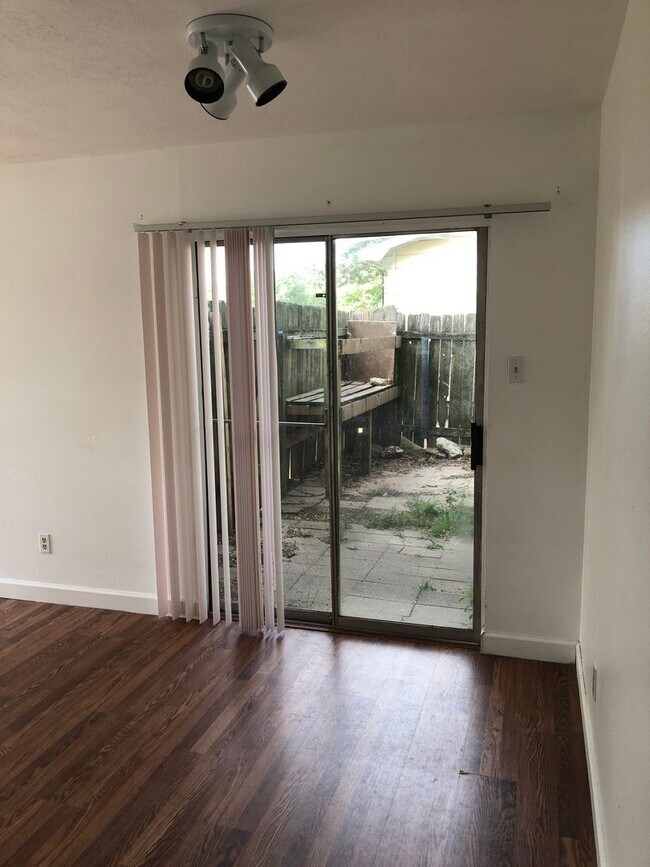 Foto del edificio - Spacious Duplex Available for Pre-lease!