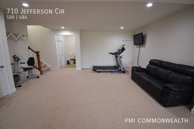 Foto del edificio - 710 Jefferson Cir NW