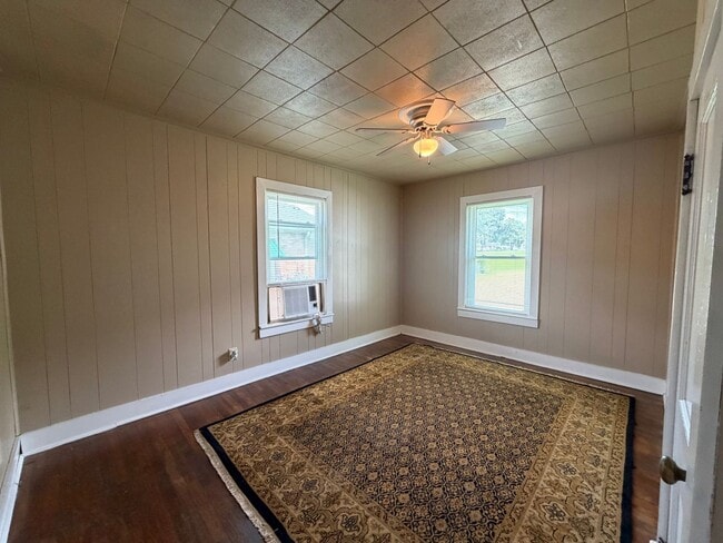 Building Photo - Downtown Cozy Apartment!