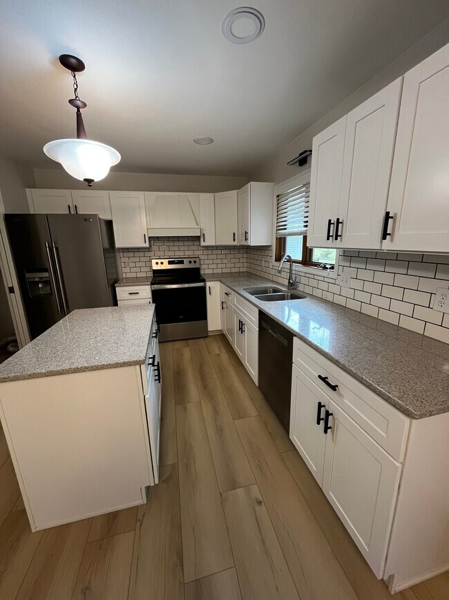 Foto del edificio - 705 Plainfield Ct