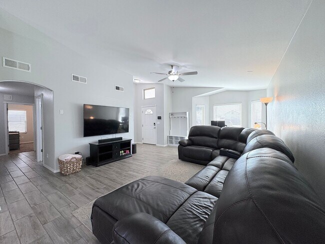 Foto del edificio - Beautiful 3 Bed 2 Bath with Refrig A/C!