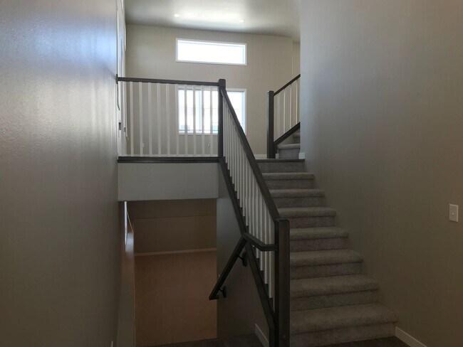 Foto del edificio - 3 Bed 3 Bath How For Rent