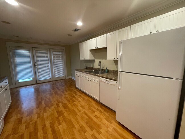 Foto del edificio - AUGUST PRE-LEASE Spacious 3 Bedroom 3 Bath...