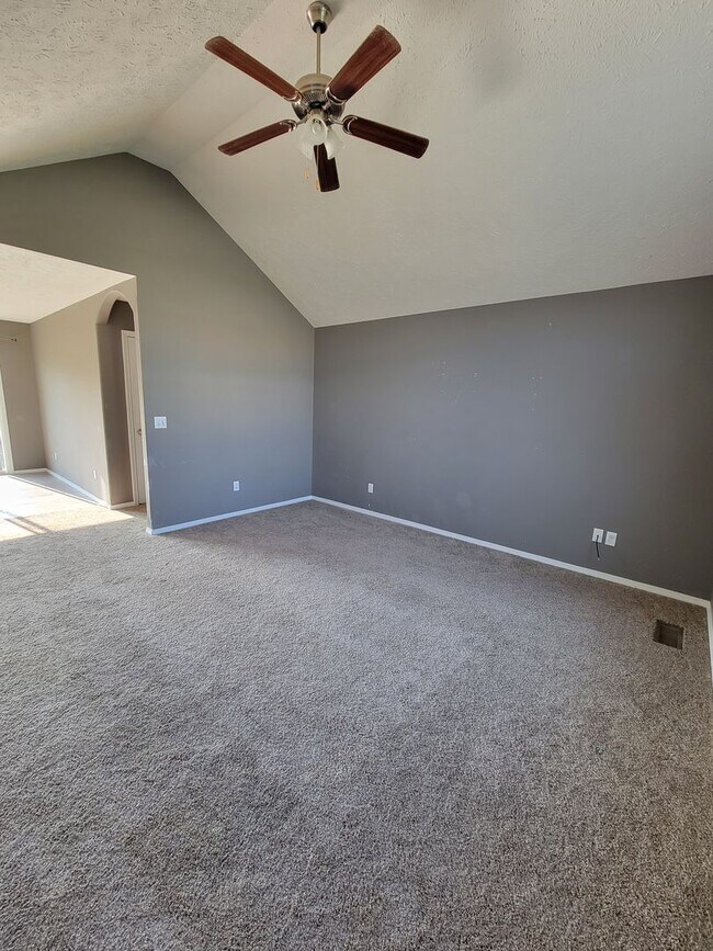 Foto del edificio - Beautiful & Spacious 3 Bedroom, 2 Bathroom...