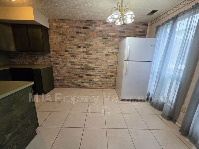 Building Photo - 1165 Edgewood Dr
