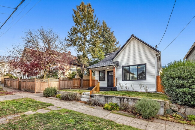 Building Photo - 924 24th Ave S