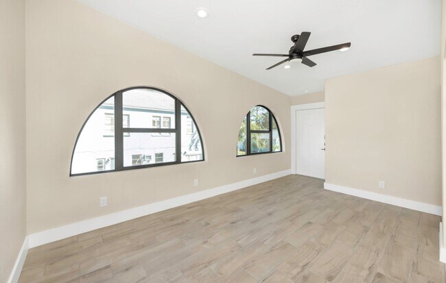 Building Photo - P199 - #6A Holiday Inn