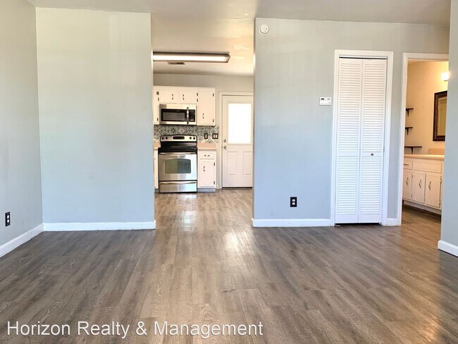 Building Photo - 3 br, 1 bath House - 1061 Shadow Ridge Ave
