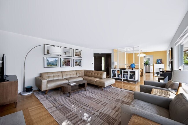 Building Photo - Midcentury Home In Hawthorne Hills-Quiet Neighborhood with Scenic views Minutes from UW