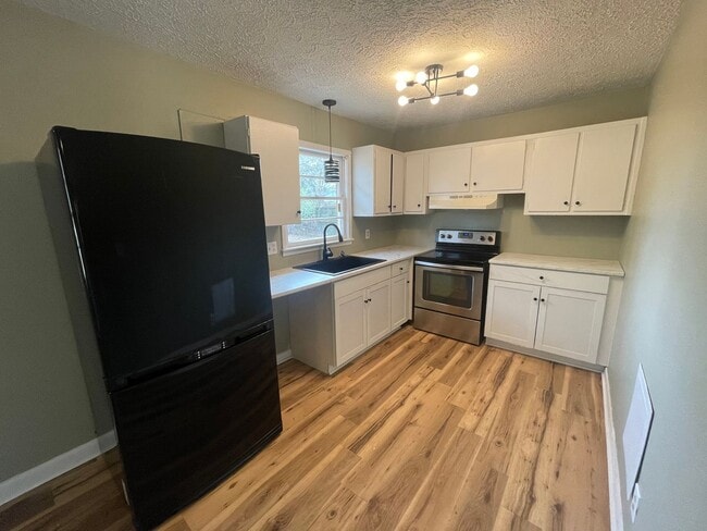 Building Photo - 1809 Camelot Dr