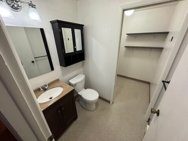 Foto del edificio - 4913-4915 N Drury Rd