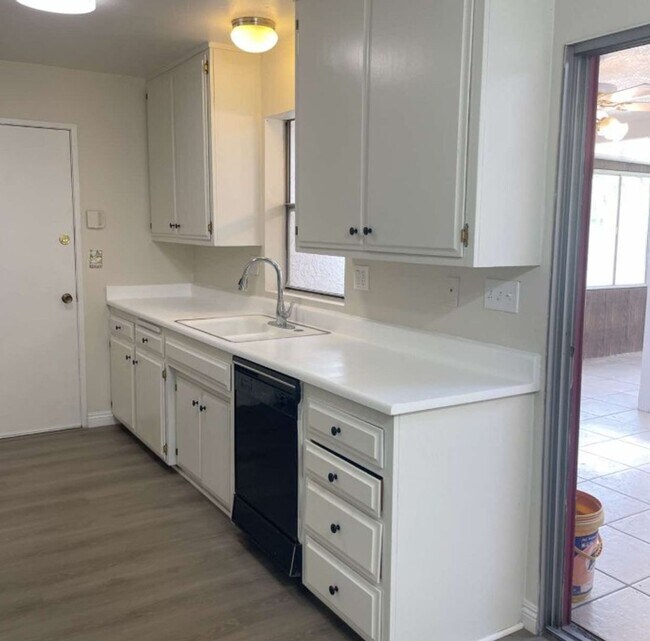 Foto del edificio - Charming 3 Bed/2 Bath Home In Hemet!