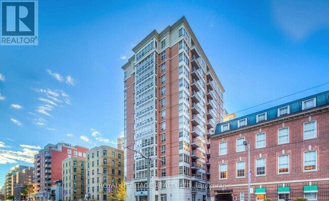 Photo du bâtiment - 60 St Clair Ave W