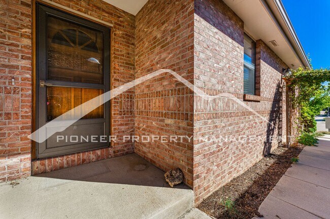 Foto del edificio - Spacious Home with Central AC and Gas Fireplace