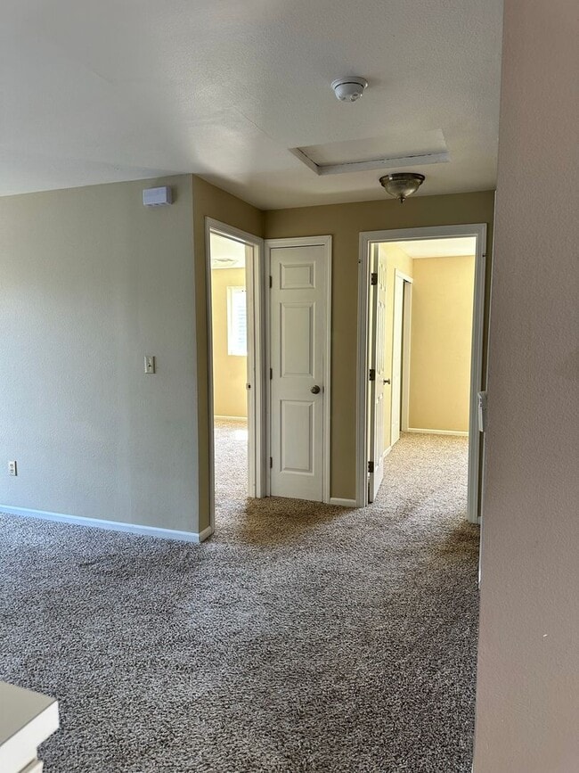 Building Photo - 2 Bedroom 1 Bathroom Duplex in Bellingham
