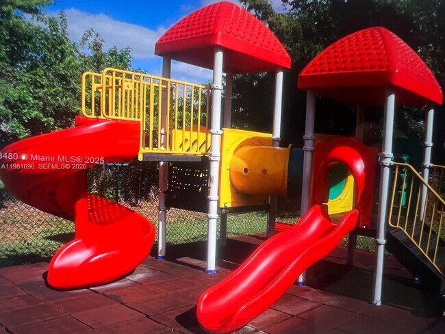 Foto del edificio - 590 NW 114th Ave