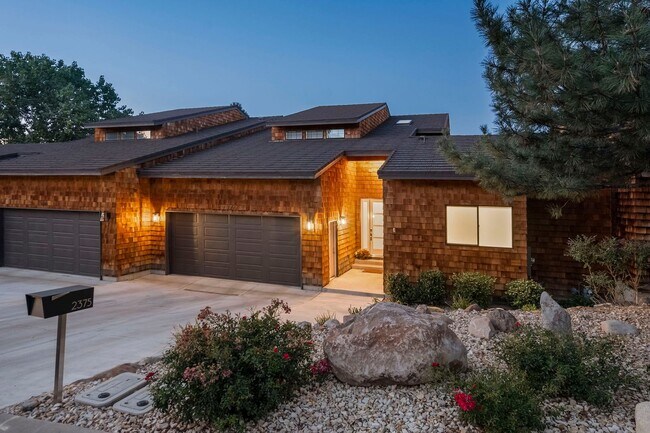 Building Photo - Stunning Newer Lakeridge Shores Townhome