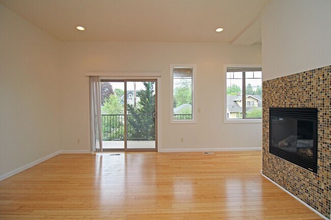 Building Photo - 3 Bed, 3.5 Bath Townhouse w/Garage & Irvin...