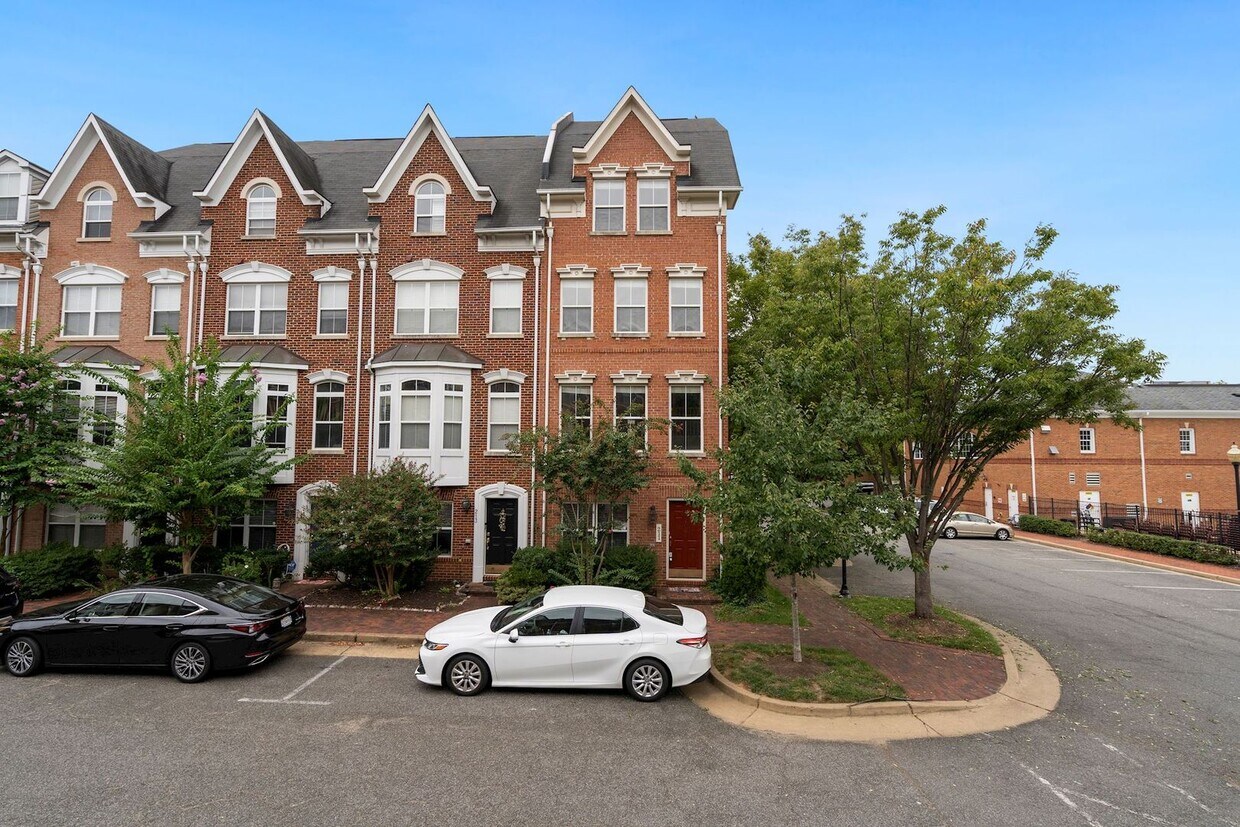 Spacious 4-Level Townhome with Loft in Cam... - Spacious 4-Level Townhome with Loft in Cam...
