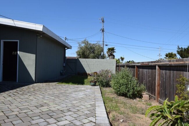 Building Photo - Updated 3 Bed 2 Bath in Sunny Upper Seaside