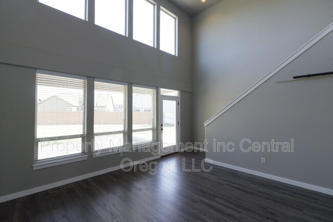 Building Photo - 1432 NW Spruce Ct