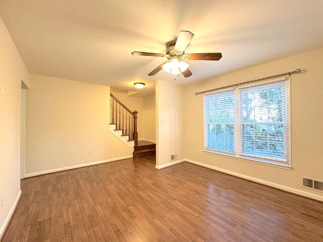 Building Photo - Charming Reston Townhome: Your Ideal Commuter's Haven