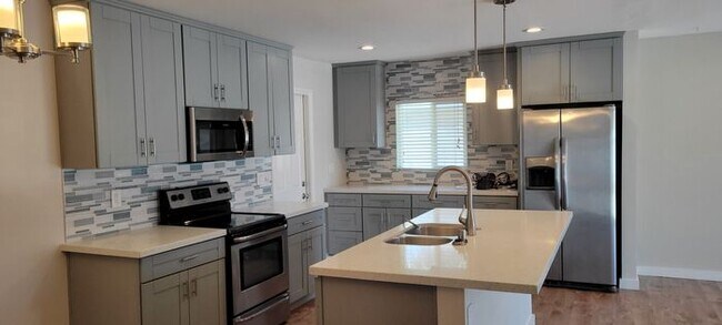Foto del edificio - Beautifully Remodeled Single-Story Home on Corner Lot – Near Oceanside Beach!