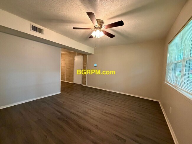 Building Photo - 3 BD 1.5 BA