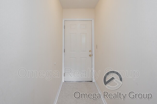 Foto del edificio - 484 Grey Hill Rd