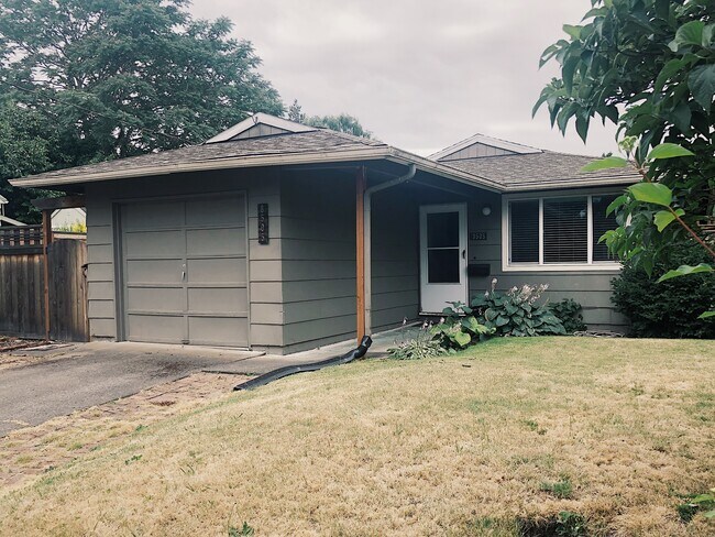 Cute ranch home with fully fenced back yard, hardwood flooring throughout and garage. - 8505 N Drummond Ave.