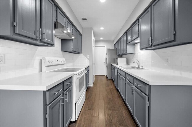 Foto del edificio - 2110 Highland Hills Dr