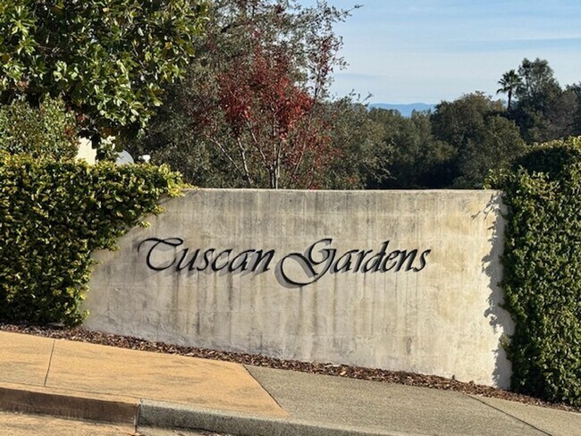 Foto del edificio - $500 Move in Special with signed lease by 12/15/2025 ~ Upscale Modern 4 Bed | 2.5 Bath – Yard Mai...