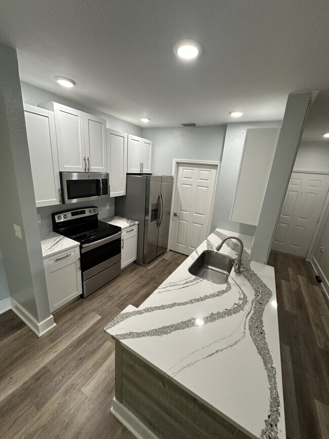 Building Photo - 10123 Courtney Palms Blvd