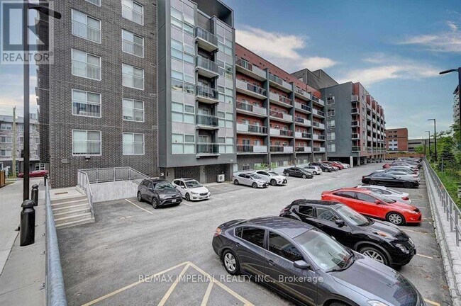 Building Photo - 251-251 Hemlock St