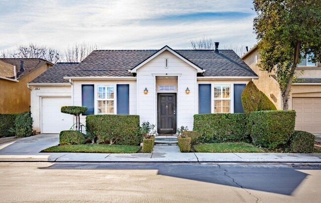 Building Photo - European Parc one-level home w/private rea...