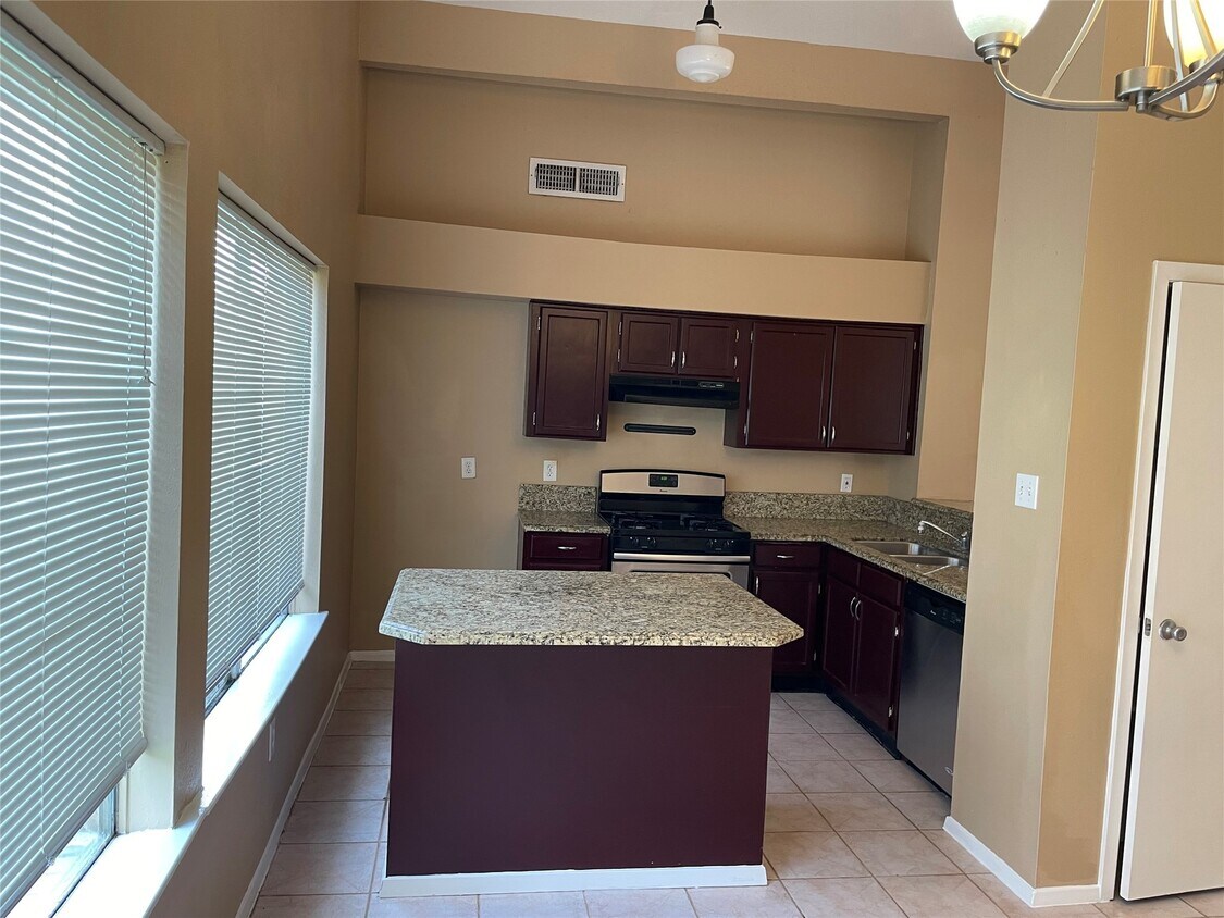 Foto principal - 1011 E Brompton Dr