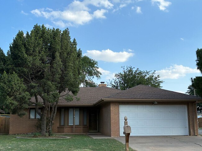 Building Photo - Three bedroom, two bath home available for lease!