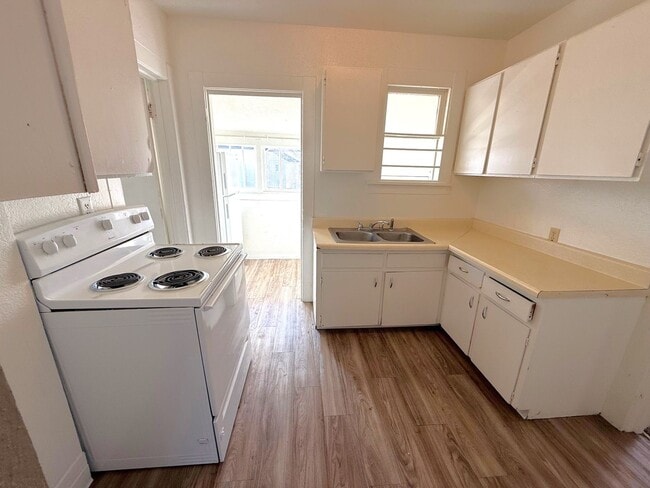 Building Photo - Adorable 1 Bedroom