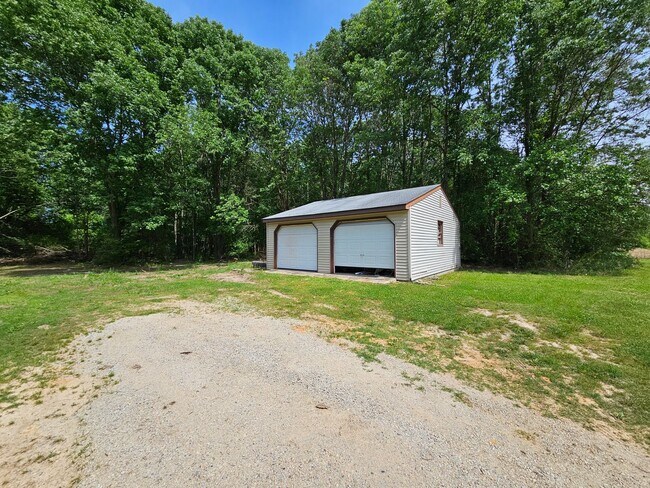 Building Photo - Prince George 4BR/2BA Home, Available Imme...