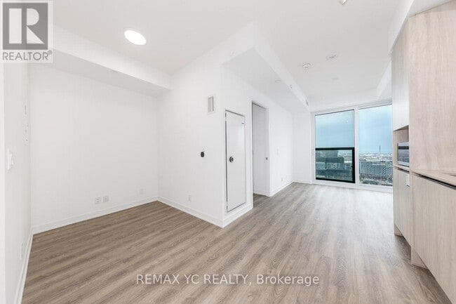 Building Photo - 180 Front St E