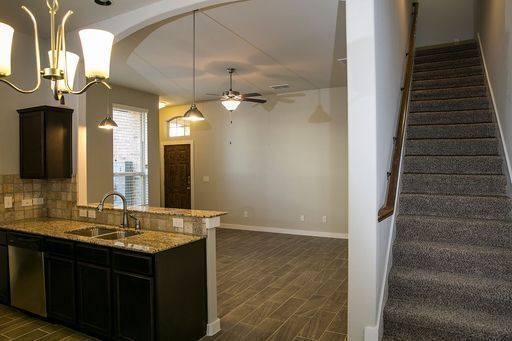 Foto del edificio - AVAILABLE NOW! LUXURY TOWNHOME LOCATED IN ...